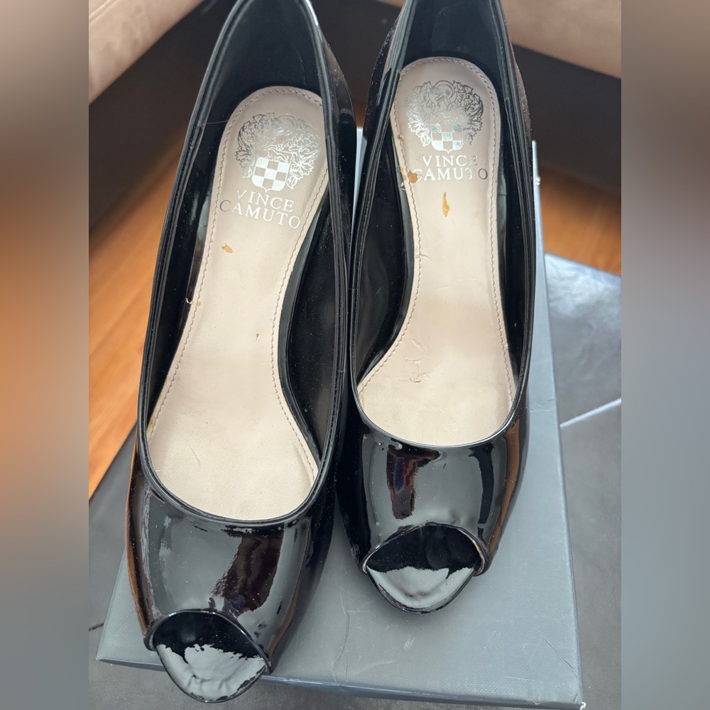 Vince Camuto VP Kiras Black Patent Leather Open Toe Heel Pumps Womens
